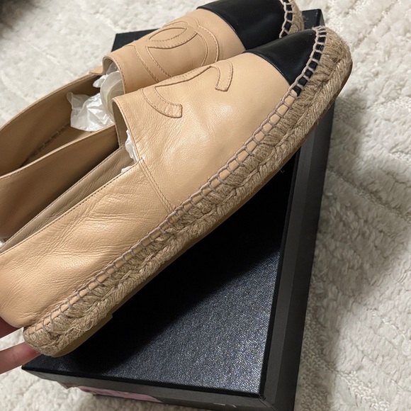 CHANEL like new Rev Two-Tone Beige and Black Espadrilles - Picture 6 of 10